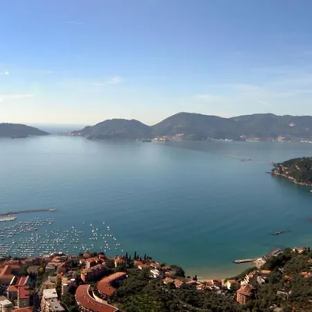 Finestra Tra Cielo E Mare Luni